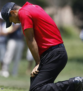 Tiger Woods drops to his knees after missing a birdie putt on a sudden death hole for the US Open championship, June 16, 2008.