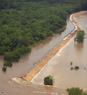 A break in the Indian Grave levee caused flood waters to rush in north of Quincy Illinois, Wenesday.