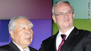 Volkswagen CEO Martin Winterkorn (right) with Suzuki counterpart Osamu Suzuk