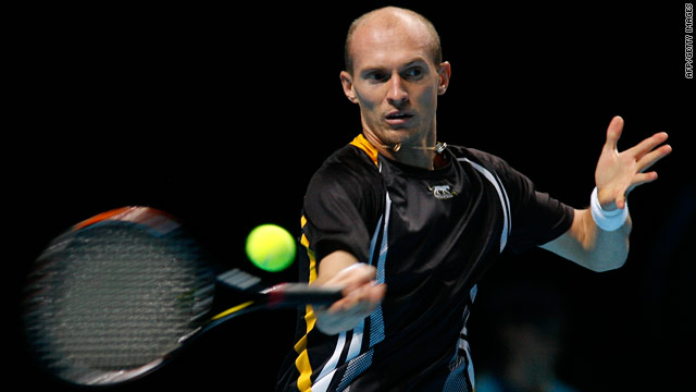 Nikolay Davydenlo will face Roger Federer in the London semifinals after beating Robin Soderling.