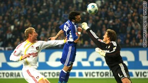 Vicente Sanchez heads Schalke's second goal to earn a 2-2 draw at Bayer Leverkusen.