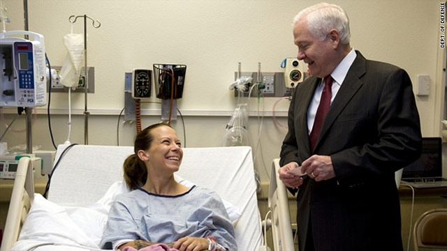 Defense Secretary Robert Gates meets with civilian police Sgt. Kimberly Munley at a Fort Hood hospital Tuesday.