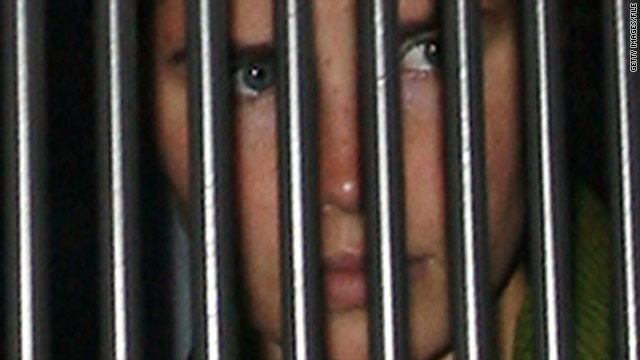Amanda Knox in the back of a prison transport vehicle (image from CNN.com)