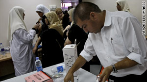 Pilgrims receive the H1N1 flu vaccination as they make their journey to the holy city of Mecca.