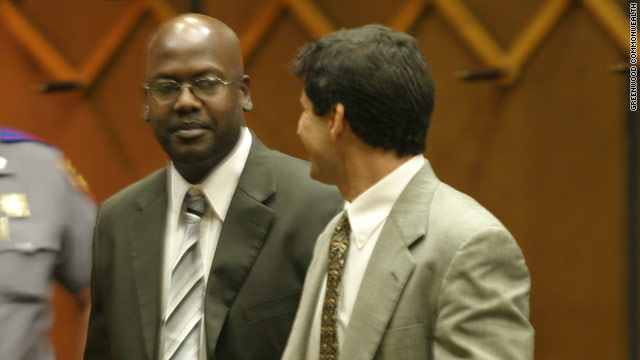 Curtis Flowers, left, talks with defense attorney Andre de Gruy during his fifth trial in 2008. That trial ended with a hung jury.