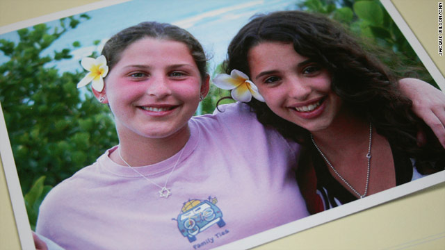 Jayme Clapoff of California, left, vacations in Hawaii with her donor half sibling Hilit Jacobson of Georgia.