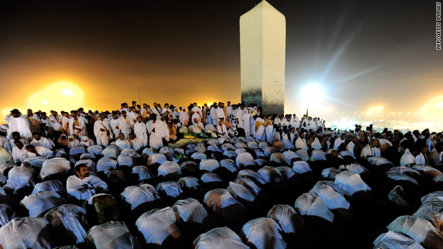 Muslim pilgrims pray at Mount Arafat, southeast of the Saudi holy city of Mecca, on November 15, 2010.
