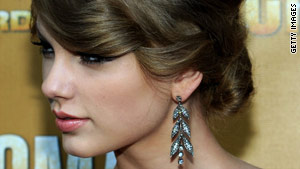 Taylor Swift wearing diamonds at the CMA Awards.