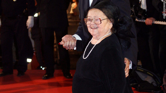 Zelda Rubinstein continued to stay active in show business until she suffered a heart attack, her agent said.