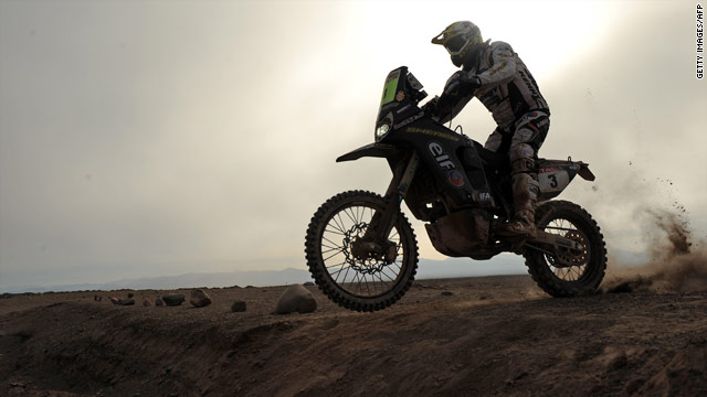 French motorcyclist David Casteu has been forced to retire from the Dakar Rally after he suffered a broken leg.