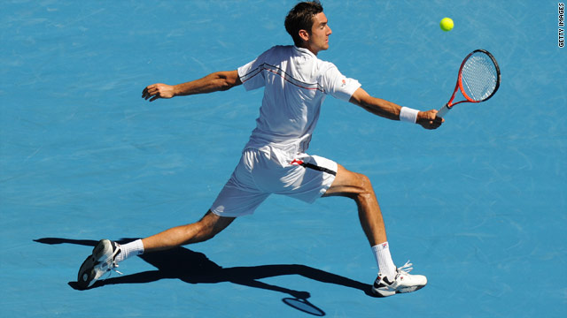 Cilic plays a backhand return against Roddick.