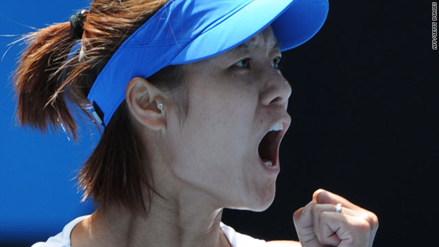 Li Na rallied from a set and 2-4 down to upset sixth seed Venus Williams and reach the semifinals in Melbourne.