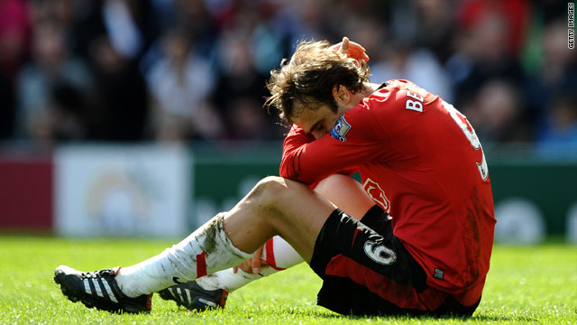 Dimitar Berbatov missed a great chance to give Manchester United victory but they were held to a 0-0 draw at Blackburn.
