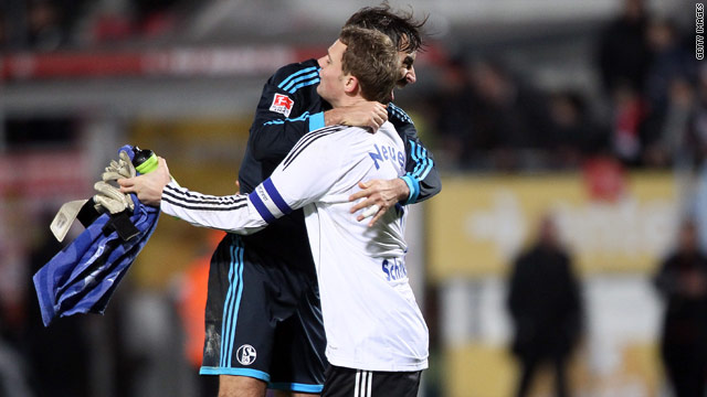 Neuer Heroics Earns Schalke Another Win Cnn Com
