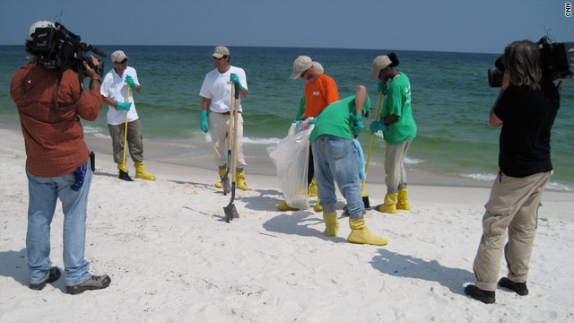 CNN's Rob Marciano joins a crew cleaning up oil on a Gulf beach.