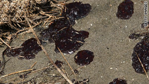 Researchers: Oil traces spread east on sea floor