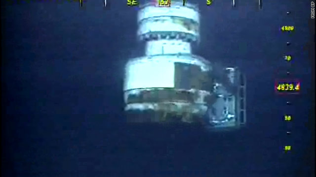 Crews have begun removing the blowout preventer on BP's ruptured well in the Gulf.