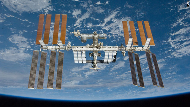 An undocking glitch had delayed the departure of two Russians and an American from the international space station.