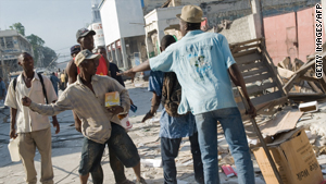 152 Looting Breaks Out In Haiti Stock Photos, High-Res Pictures