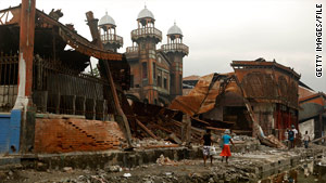 Workers hope to restore the Port-au-Prince landmark Iron Market to its original splendor.