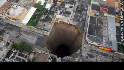 c1main.guate.sinkhole.02.afp.jpg