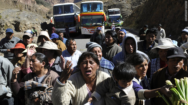 Protesters' blockade of the Bolivian town of Potosi drew an angry
reaction Monday from standed bus passengers.