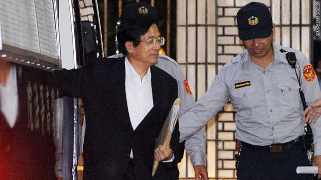 Former Taiwan president Chen Shui-bian walks into the high court in Taipei on September 8, 2009.