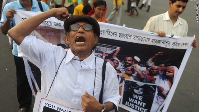 Protesters in India demand the extradition of former Union Carbide boss Warren Anderson.