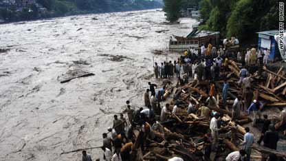 Pakistan flooding kills at least 325