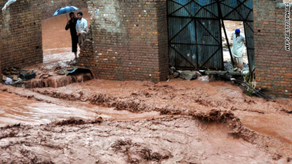 Pakistan flooding death toll reaches 800