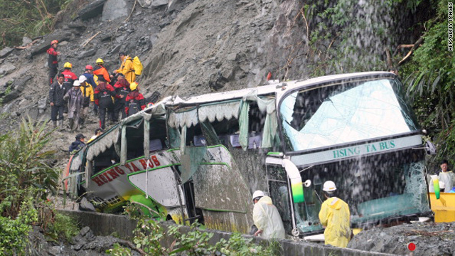 Rescurers search on October 22 for trapped tourists from a convoy of buses caught in the mudslide in Taiwan.