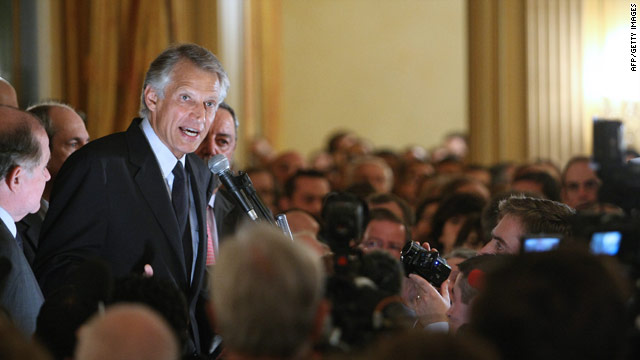 Dominique de Villepin addresses supporters in October 2009.