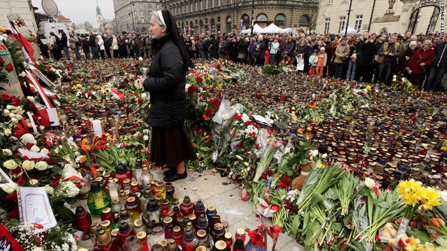 Mourners in Warsaw lay candles and flowers outside the  Presidential Palace on Sunday.