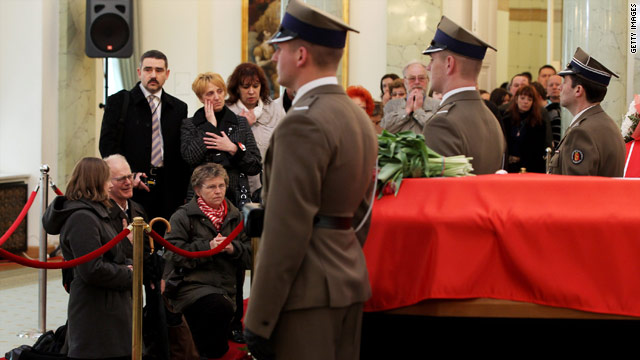Mourners pay their respects to the late Polish president and first lady at the Presidential Palace in Warsaw, April 13, 2010.