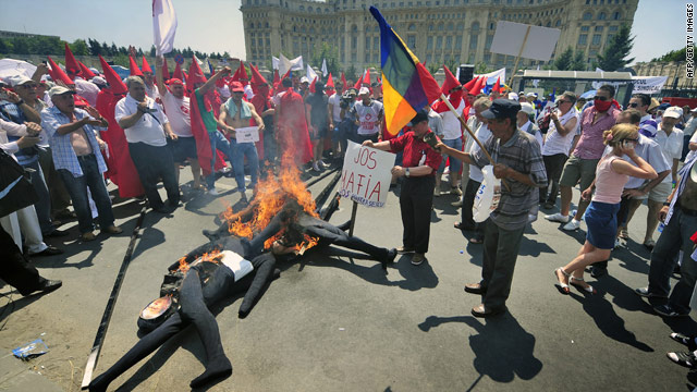 Protesters burned dummies representing the Romanian president and ministers in Bucharest on June 15, 2010.
