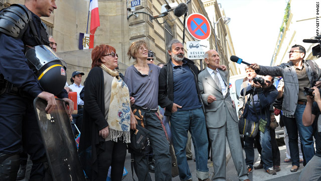 British singer Jane Birkin (2ndL), French artist Regine (L), writer Dan Franck (2ndR) and ex-diplomat Stephane Hessel (R) protest in Paris.