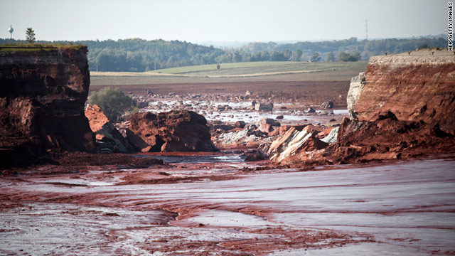 toxic red sludge, toxic spill