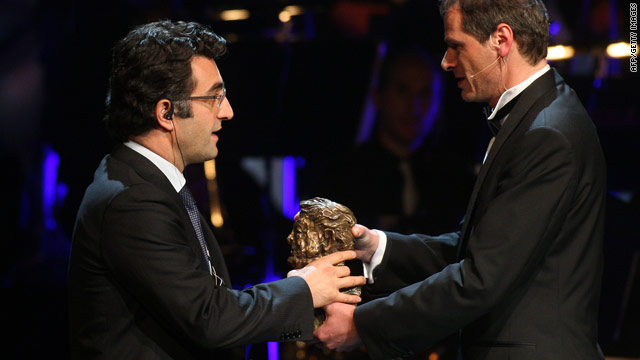 Maziar Bahari (left) accepts a press award on behalf of imprisoned Iranian journalists on May 7, 2010.