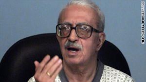 Tariq Aziz testifies during Saddam Hussein's trial in 2006.