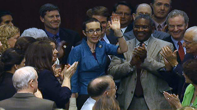 To the thunderous applause of her fellow representatives, Gabrielle Giffords returns to the House floor Monday evening.