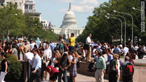 After Tuesday's quake in Washington, people left buildings, packing sidewalks and even spilling into streets.