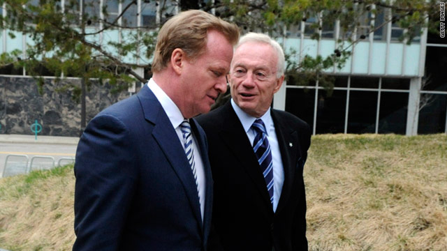 NFL Commissioner Roger Goodell, left, and Dallas Cowboys owner Jerry Jones talked before a court hearing earlier this month.