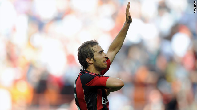 Mathieu Flamini scored the only goal as Milan moved to within a point of the Serie A title.