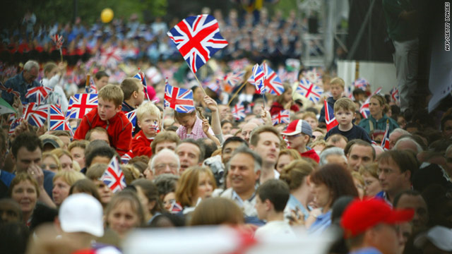 Royal Wedding London 2018 t1larg.crowds.2 - Royal Wedding London 2018