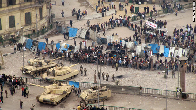 t1larg.egypt.tanks.cnn.jpg