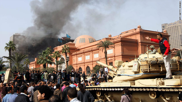 Demonstrators and troops gather to protect Cairo's Egyptian Museum _n January 29.