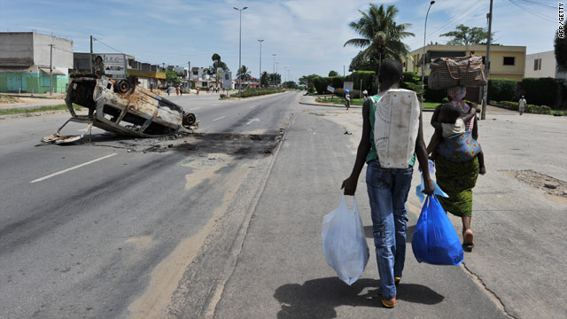 Abidjan residents flee the main Ivory Coast city Tuesday as incumbent president Laurent Gbagbo negotiated a surrender.