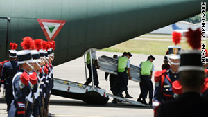 Soldiers in Honduras last year unload the body of one of 72 immigrants who died in San Fernando, Mexico, in August.