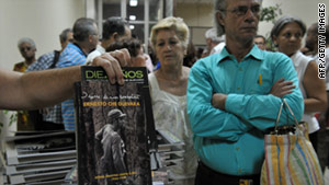 People line up at a Havana store on Tuesday to buy "Diary of a Combatant," the diary of Ernesto "Che" Guevara.