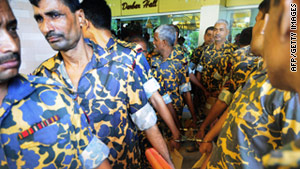 A court on Wednesday began the trial of more than 800 Bangladesh border officers for their role in a 2009 mutiny.
